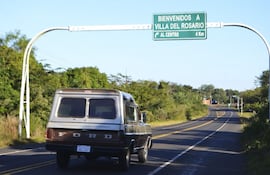 la-ruta-x-las-residentas-principal-acceso-a-la-comunidad-la-via-llega-a-orillas-del-rio-paraguay--212743000000-1469646.jpg