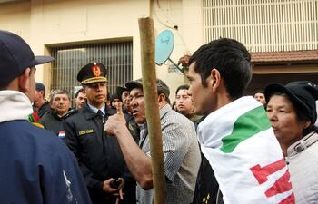 fuertes-discusiones-entre-manifestantes-con-la-policia-se-dieron-ayer-a-tempranas-horas-cuando-varias-personas-no-pudieron-ingresar-a-su-lugar-de-tra-213612000000-1844536.jpg