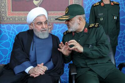 El presidente de Irán, Hassan Rouhani dialoga con el comandante de la Guardia Revolucionaria iraní General Hossein Salami.