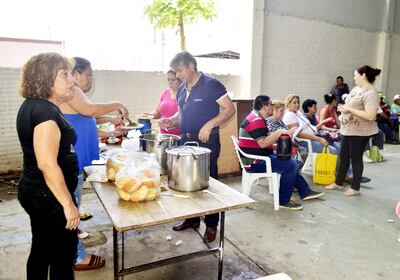 Ayer se repartió almuerzo entre unos 50 funcionarios que estaban en el tinglado del Municipio de Lambaré.