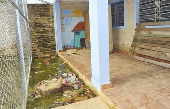 basura-y-agua-acumulada-frente-a-las-salas-de-clase-del-primer-ciclo-en-estas-condiciones-indignantes-deben-educarse-los-ninos-del-banado-sur--194929000000-525007.jpg