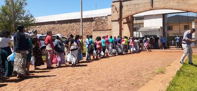 La fila para ingresar al penal es intensa en Pedro Juan Caballero.