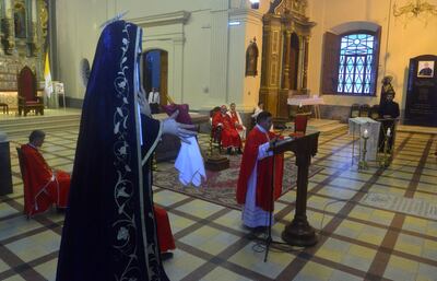 El padre Reinaldo Roa predica durante la liturgia de la Pasión en la Catedral Metropolitana, que ayer contó con una reducida presencia de religiosos y lectores.