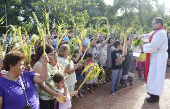 feligreses-que-acudieron-a-la-iglesia-andajara-guasu-de-roque-alonso-en-domingo-de-ramos-junto-con-el-cura--231635000000-1573502.jpg