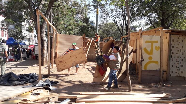 La salida es porque el río ya está muy por debajo de la crecida que obligó a los ribereños abandonar sus casas.
