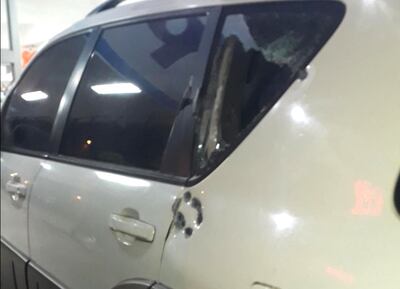 El vehículo de la profesional, que estaba estacionado frente a su domicilio, fue alcanzado por varios impactos de proyectil.