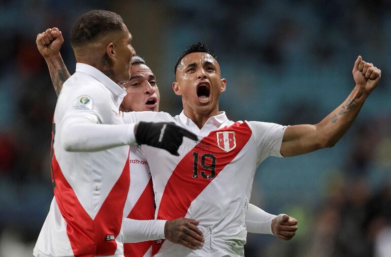 Yhosimar Yotún (d) grita su gol junto a Paolo Guerrero, quien marcó el tercero para la goleada 3-0 de Perú ante Chile.