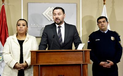 Fiscal del caso Andrés Arriola (c), junto al jefe de Homicidio Crio. Princ. Marcelino Espinoza y la fiscal adjunta Alba Rocío Cantero.