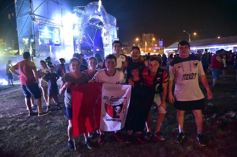 La costanera de Asunción es el epicento de la algarabía futbolística, sobre todo con tono argentino ante la masiva presencia de hinchas del Colón de Santa Fe.