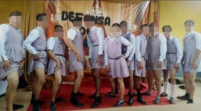 Causó polémica las fotos de alumnos que vistieron uniformes de sus compañeras para ir al colegio.