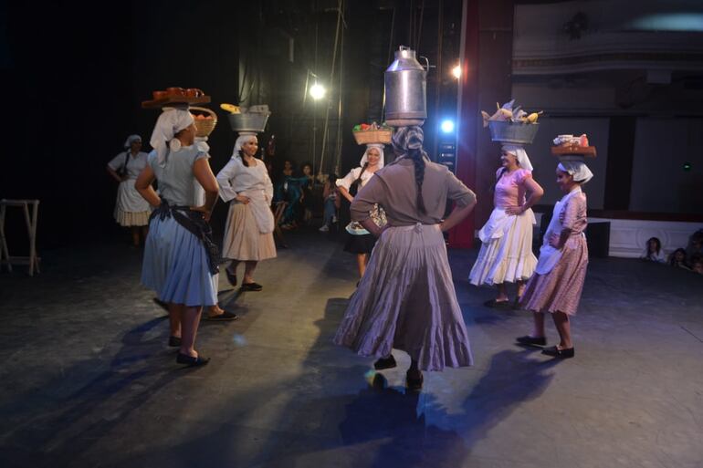 Máximo galardón para escuela de danzas limpeña