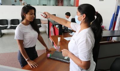 En la Fiscalía, los funcionarios que asisten a trabajar  también pasan por control de temperatura y otras medidas.