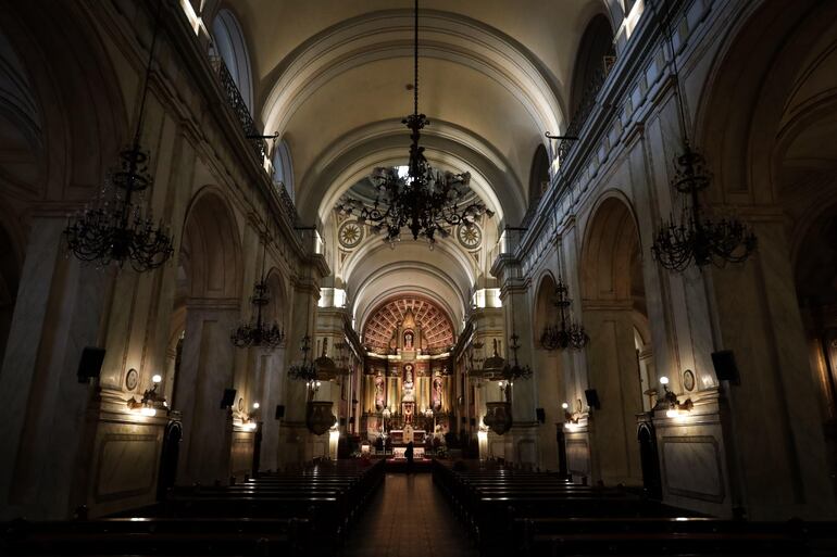 Vista del interior de la Catedral Metropolitana de Montevideo (Uruguay), construida entre 1790 y 1804 y que fue catalogada como monumento histórico nacional desde 1975.