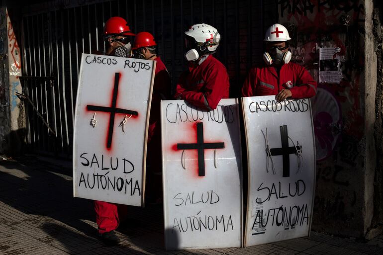 Voluntarios sanitarios se identifican en las manifestaciones en las calles de Santiago de Chile.