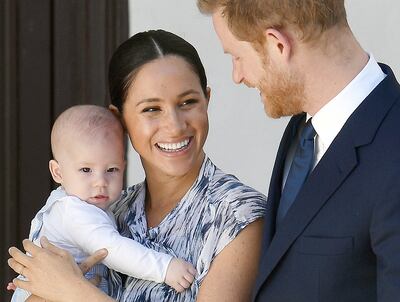 En esta foto de archivo se ve al pequeño Archie en Ciudad del Cabo rodeado de sus padres el príncipe Harry y Meghan.