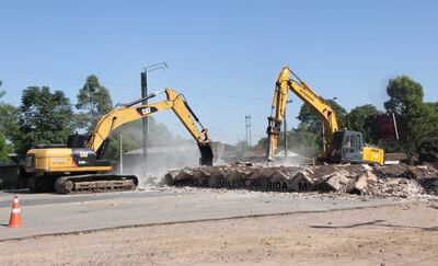 Máquinas del Consor-
cio Contec, integrado por Concret-Mix y Tecnoedil, derribaron el antiguo peaje de Villa Florida.