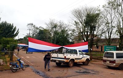 Para evitar enfrentamientos con facciones que apoyan al intendente, los manifestantes montaron un puesto de control en la esquina del predio comunal.