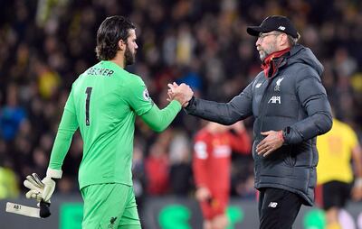 El saludo del técnico alemán Jurgen Klopp con el arquero brasileño Alisson Becker, tras la caída de Liverpool. (AFP)