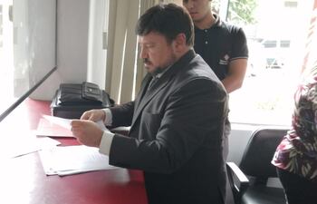 El abogado presentando la denuncia en representación de 6 de los 12 concejales departamentales del Guairá.