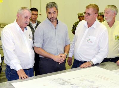 El titular de Chortitzer, Gustav Sawatzky (i), durante una reciente visita del presidente Abdo Benítez (c), en Frigochorti.