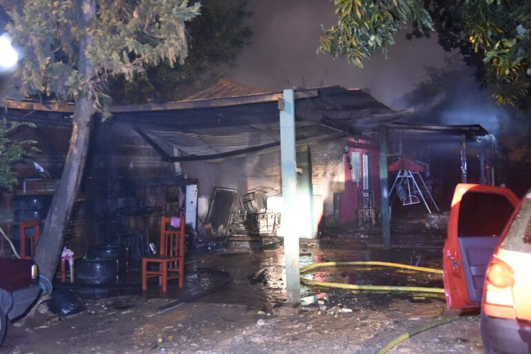Vista del galpón que se incendió en la madrugada de este lunes.