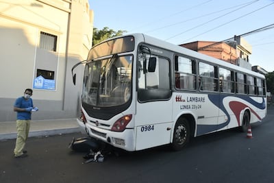 Bomberos voluntarios auxiliaron a las víctimas, que fueron trasladadas al Hospital de Trauma.