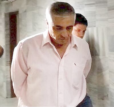 Esposado, Luis Coronel es conducido al juzgado penal de Garantías N° 2, donde ayer la jueza Alicia Pedrozo decretó su arresto domiciliario.