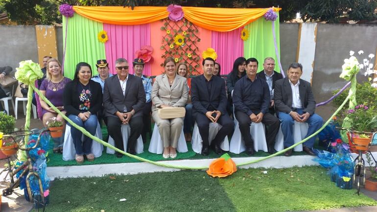 Coloridos desfiles y competencias en celebraciones por llegada de la primavera