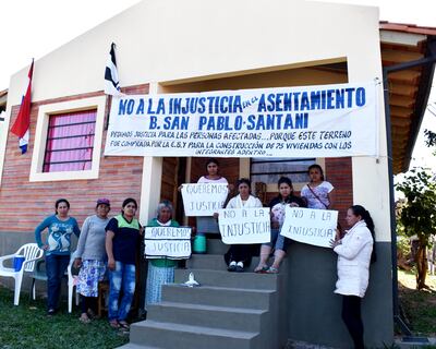 Las dos mujeres afectadas, acompañadas de varias vecinas,  se encadenaron frente a una de las viviendas en conflicto.