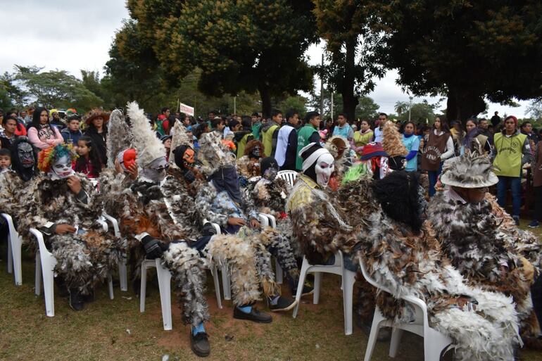 Los guaicurus y promeseros ataviados con trajes de plumas en honor a San Francisco Solano