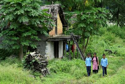 Asha Charti Karki (centro), quien se casó a los 16 años de edad, les enseña a las niñas sobre la importancia de la educación en un intento por abordar el creciente número de adolescentes que se casan jóvenes por elección.