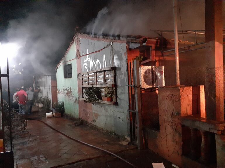 Llamas consumieron totalmente una vivienda en Itauguá.