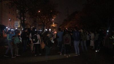 Manifestación de estudiantes genera caos en el tránsito en San Lorenzo.