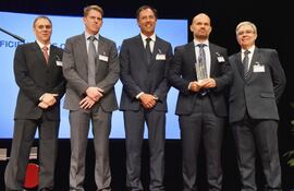 rodrigo-rivarola-jorge-pecci-y-juan-luis-ferreira-posan-junto-con-los-empresarios-premiados-harald-segundo-y-oliver-hiebl-cuarto-de-izq-a-der--231217000000-1690512.jpg