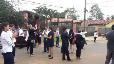 Funcionarios judiciales durante su manifestación en Caacupé, este jueves.