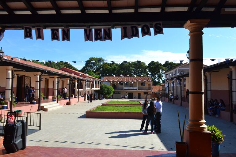 Escaso número de alumnos en el primer día de clase en San Juan, Misiones.