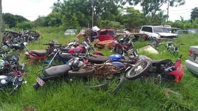 Aguantadero de chatarras en la Municipalidad de Luque, con el pasto crecido en sus alrededores.