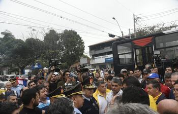 Incidentes frente a la Municipalidad de Asunción durante la protesta de los taxistas.