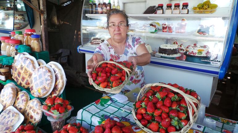 Ña Nena muestra la  variedad de frutilla Sweet Charlie que está a G.  50.000 por kilo.