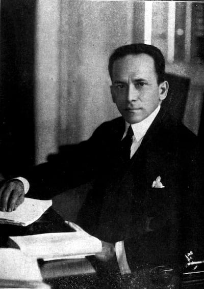 Eligio Ayala en una clásica fotografía despachando. Se le admira y respeta por el manejo honesto del dinero público.