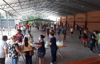 La comunidad de la parroquia empezó entregando 210 platos y una semana después ya estaban cocinando para 1.900 personas.