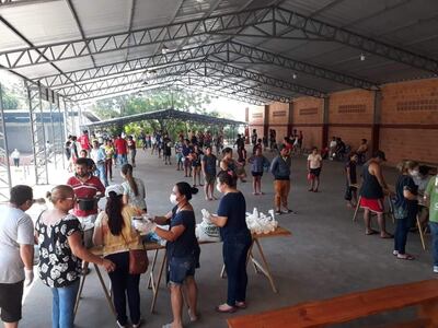 La comunidad de la parroquia empezó entregando 210 platos y una semana después ya estaban cocinando para 1.900 personas.