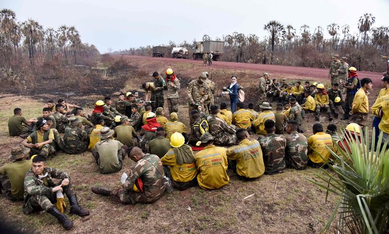 Soldados bolivianos descansan luego de combatir el fuego en el Parque Nacional  Otuquis.