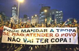miles-de-personas-protestan-en-so-paulo-en-los-ultimos-dias-contra-el-gobierno-de-dilma-rousseff-efe-201816000000-1087012.jpg