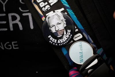 Un manifestante en las afueras de la corte de Westminster en Londres lleva un prendedor con el rostro del fundador de Wikileaks, Julian Assange.