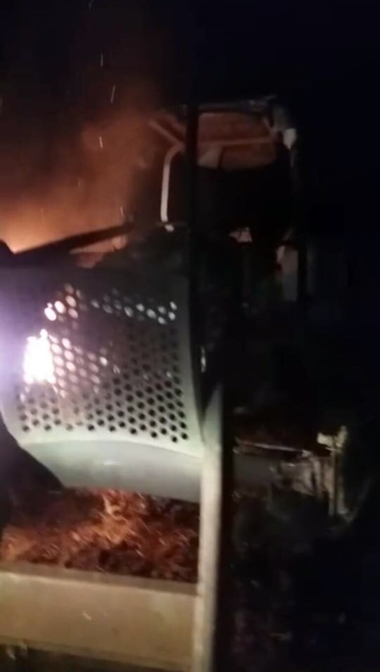 Supuestos "campesinos sin tierra" queman un tractor en Caazapá.