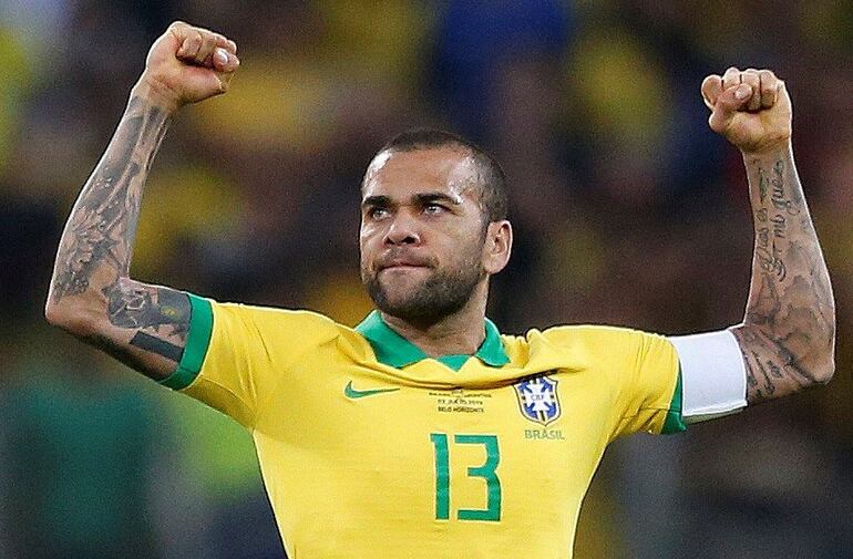 Dani Alves suma 39 títulos. Con Brasil ganó la Copa América de 2007 y  dos Copas Confederaciones, en 2009 y 2013.