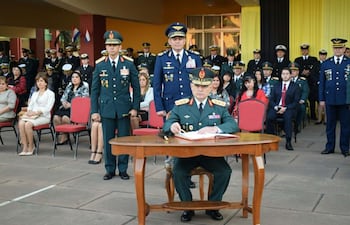 el-gral-de-division-derlis-caceres-firma-el-acta-de-asuncion-a-la-comandancia-del-ejercito-observan-detras-los-generales-casaccia-izq-y-piris-fu-210307000000-1615690.jpg