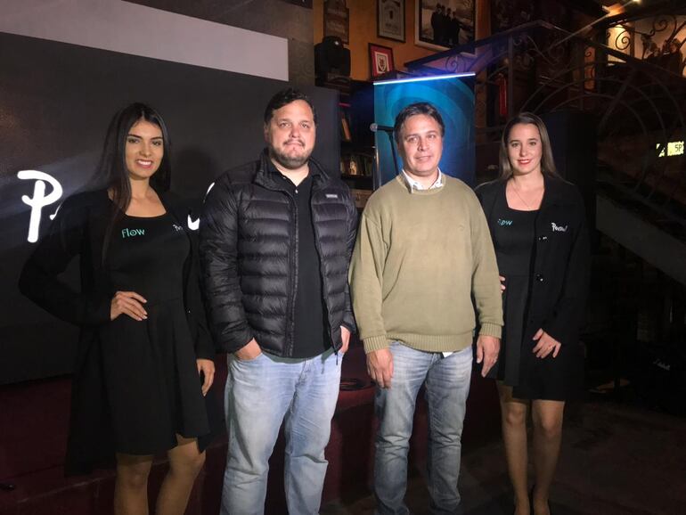 Carlos Jenkins (der) representante de Personal, y Rodrigo Nogués, de G5Pro, durante la presentación de la plataforma “Flow Music Experience”.