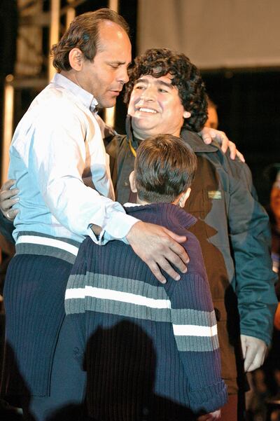Quince años atrás. Un encuentro histórico de dos grandes que marcaron historia en filas de Boca Juniors. Diego Armando Maradona y Roberto Cabañas (fallecido) y el hijo de este, el 3 de abril de 2005, en el festejo del centenario del equipo xeneize.